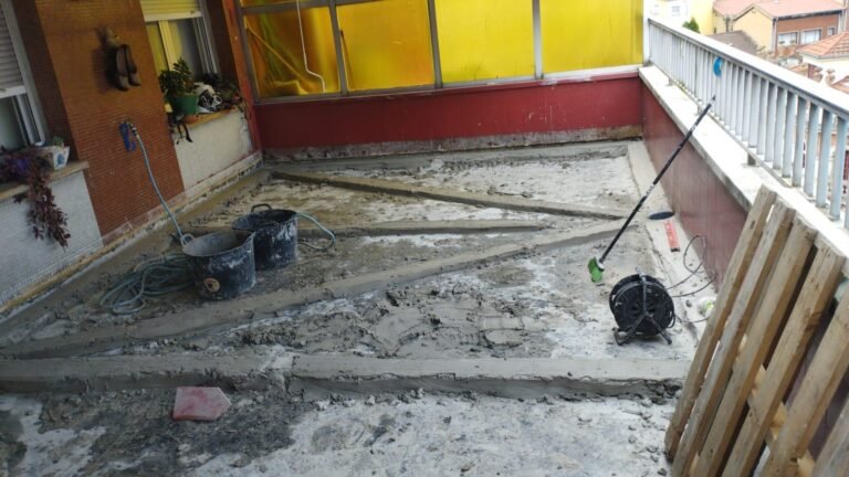 La terraza picada, con las maestras de mortero puestas para corregir la pendiente