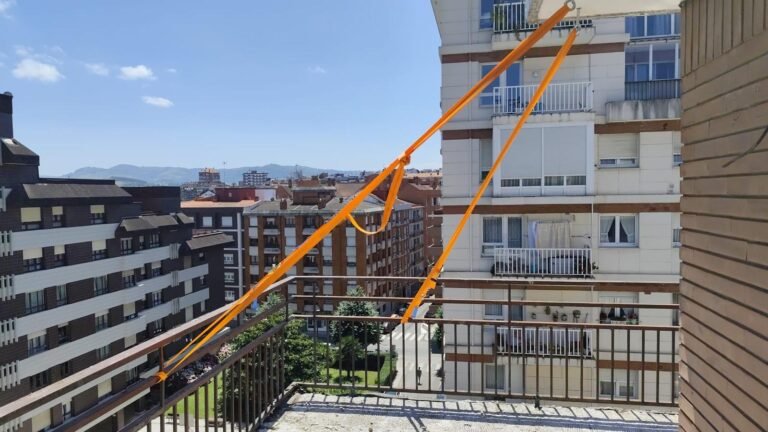 La valla asegurada con dos eslingas naranjas al forjado de la terraza superior