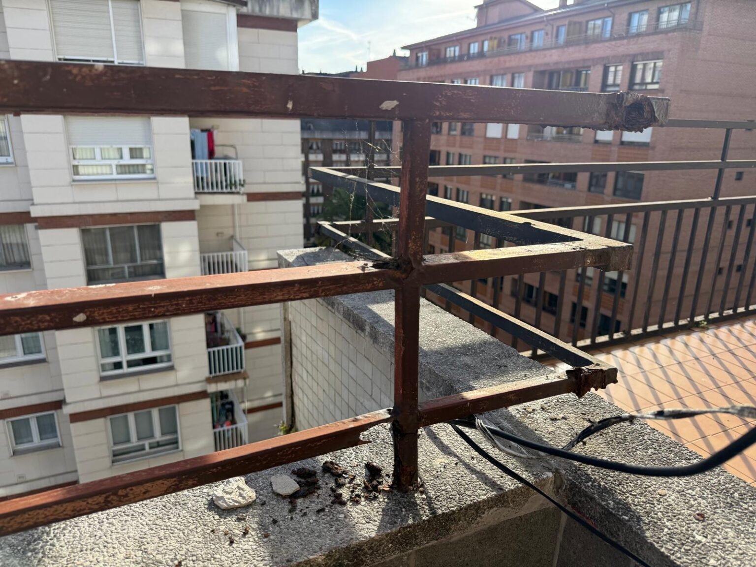 La valla metálica oxidada antes de intervenir