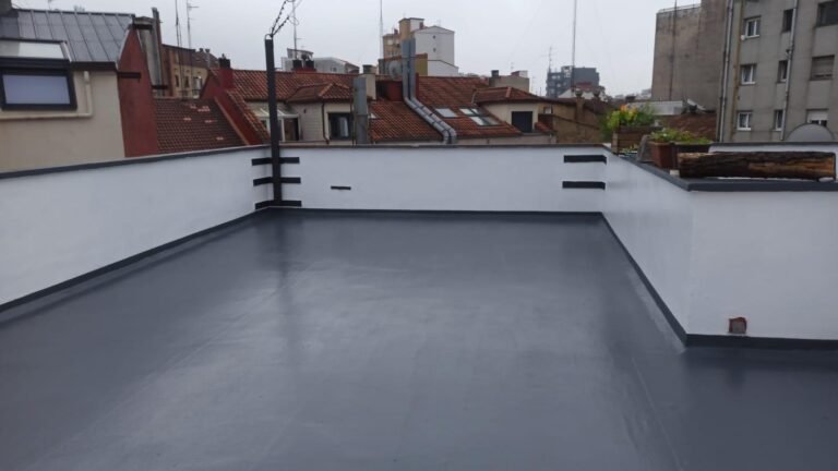 Cubierta acabada en gris, con el peto pintado de blanco