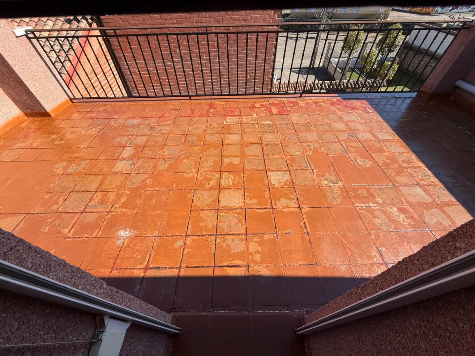 El suelo imprimado con Mariseal Aqua Primer, con el baldosín viejo transparentando