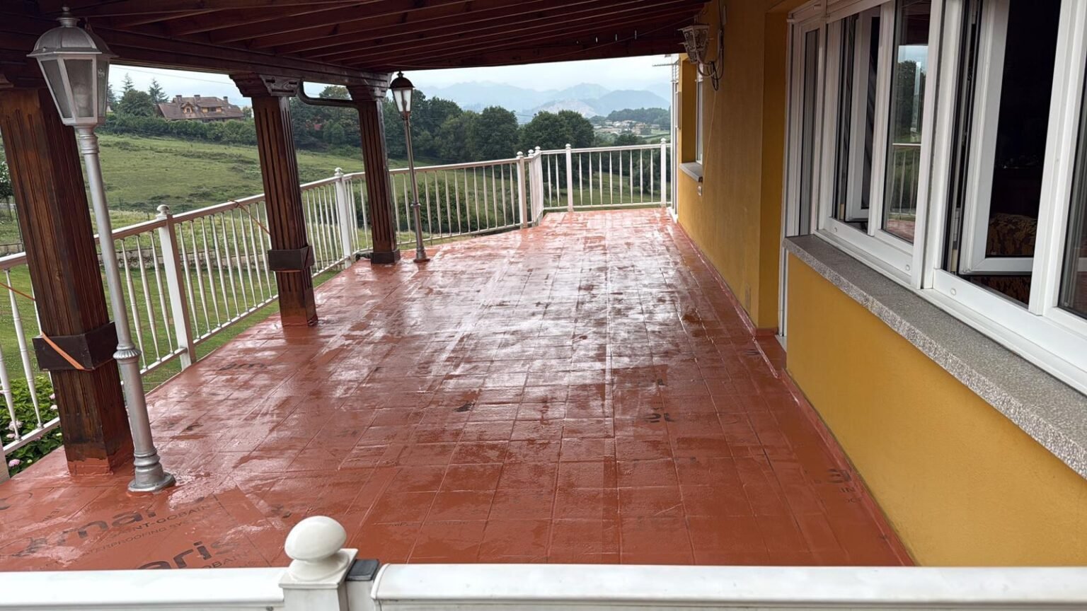 La terraza con la primera mano de Mariseal 250