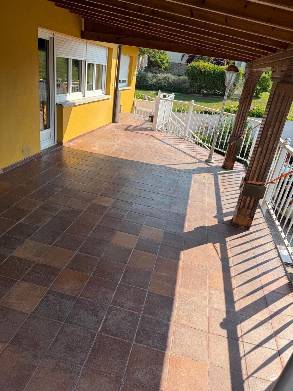 La terraza antes de empezar, con el baldosín viejo y restos del impermeabilizante transparente anterior