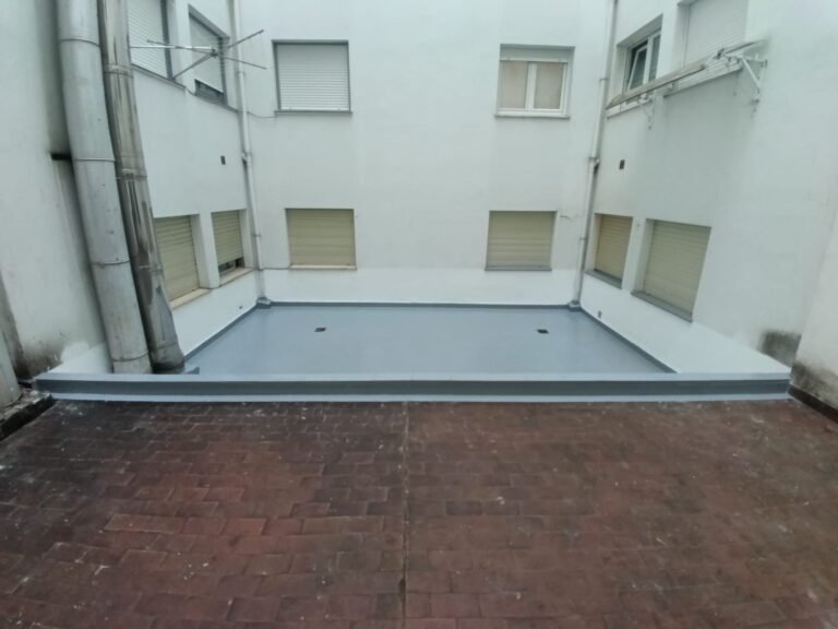 El mismo patio ya terminado en gris, visto desde el fondo