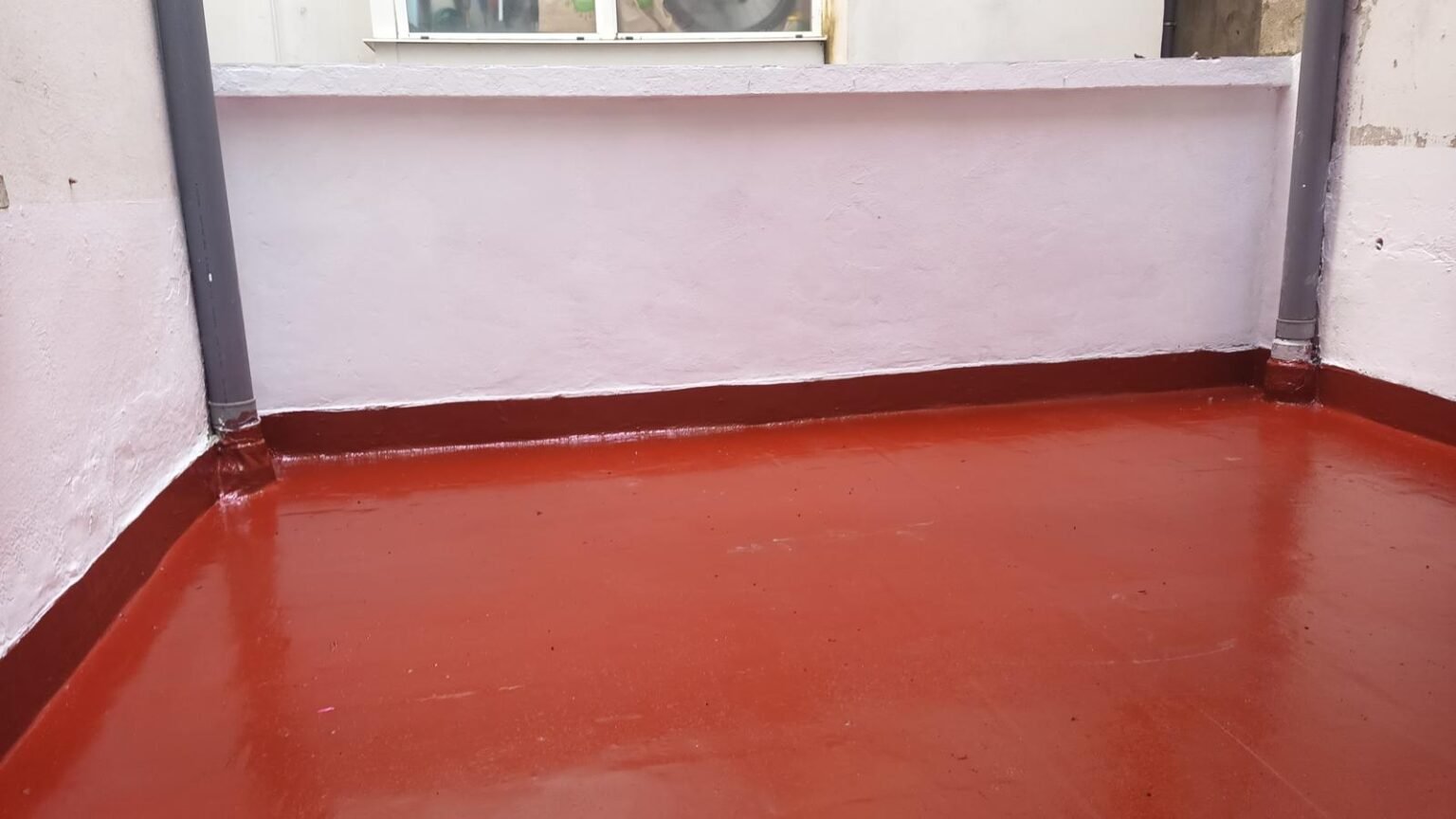 Otra vista del patio acabado en rojo