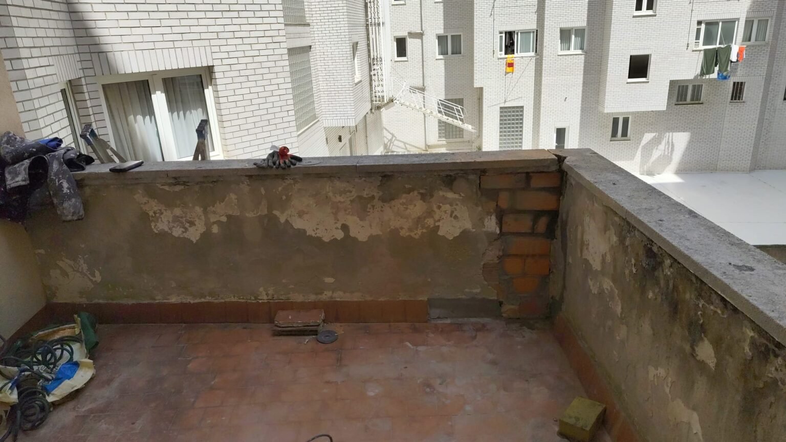 Terraza antes de impermeabilizar, con la solera vieja y el murete de ladrillo a la vista